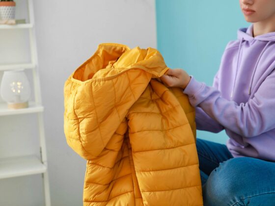 Młoda kobieta przygotowuje kurtkę puchową do prania