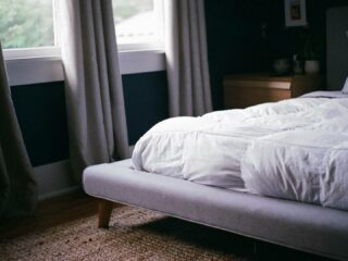 łóżko z materacem w sypialni