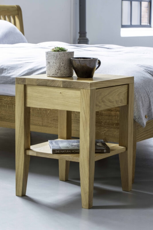 Jak dobrać stolik nocny drewniany do sypialni? 1