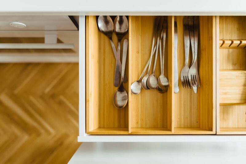 Chcesz zadbać o porządek w swoich kuchennych szufladach? Zobacz, jak zrobić to praktycznie i estetycznie 1