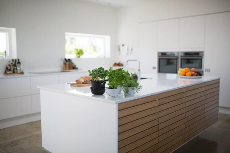 Fronty meblowe – minimalistyczne czy zdobione? Jak dobrać fronty do aranżacji kuchni? 1