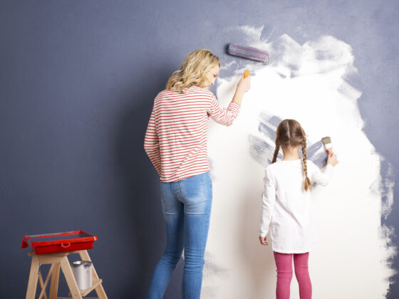Matka i córka malują ścianę farbą matową